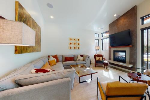 Warm Springs House | Belmont Beauty