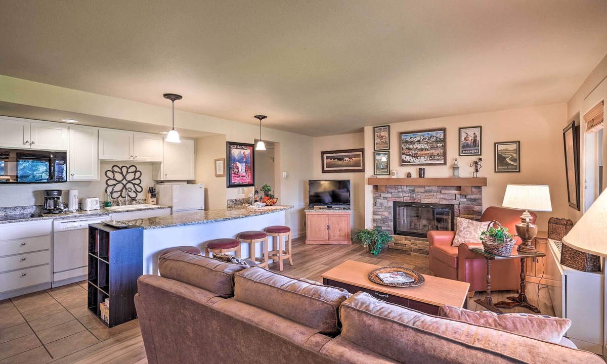 Bend Condo | Bend Condo w/Deck, Resort-Style Amenities & Views