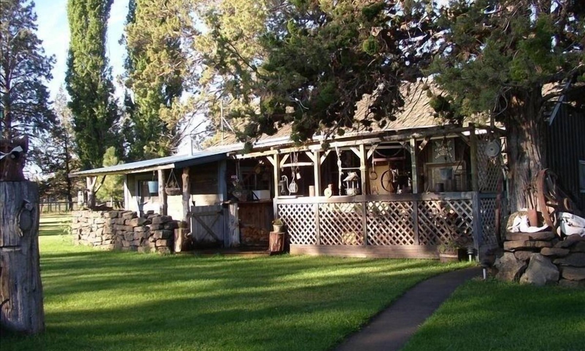 Bend House | Bend Country Cabins/Private Setting Pet Friendly!