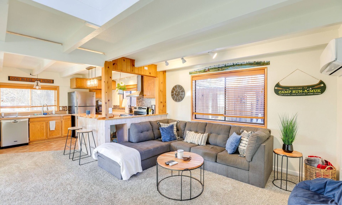 Deschutes River Woods House | Bend Home w/Fire Pit, 4 Mi to High Desert Museum!