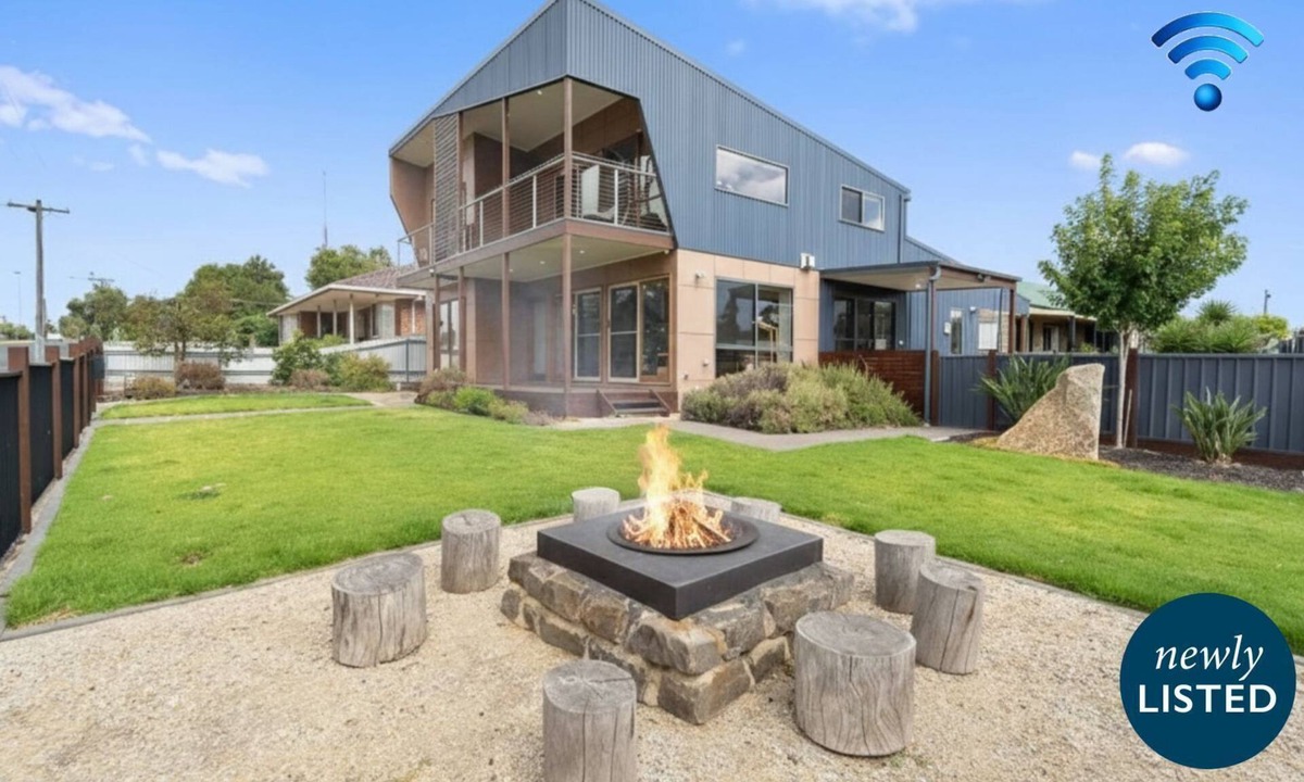 Eaglehawk House | Bendigo Lakeside - settle into your lakeside haven