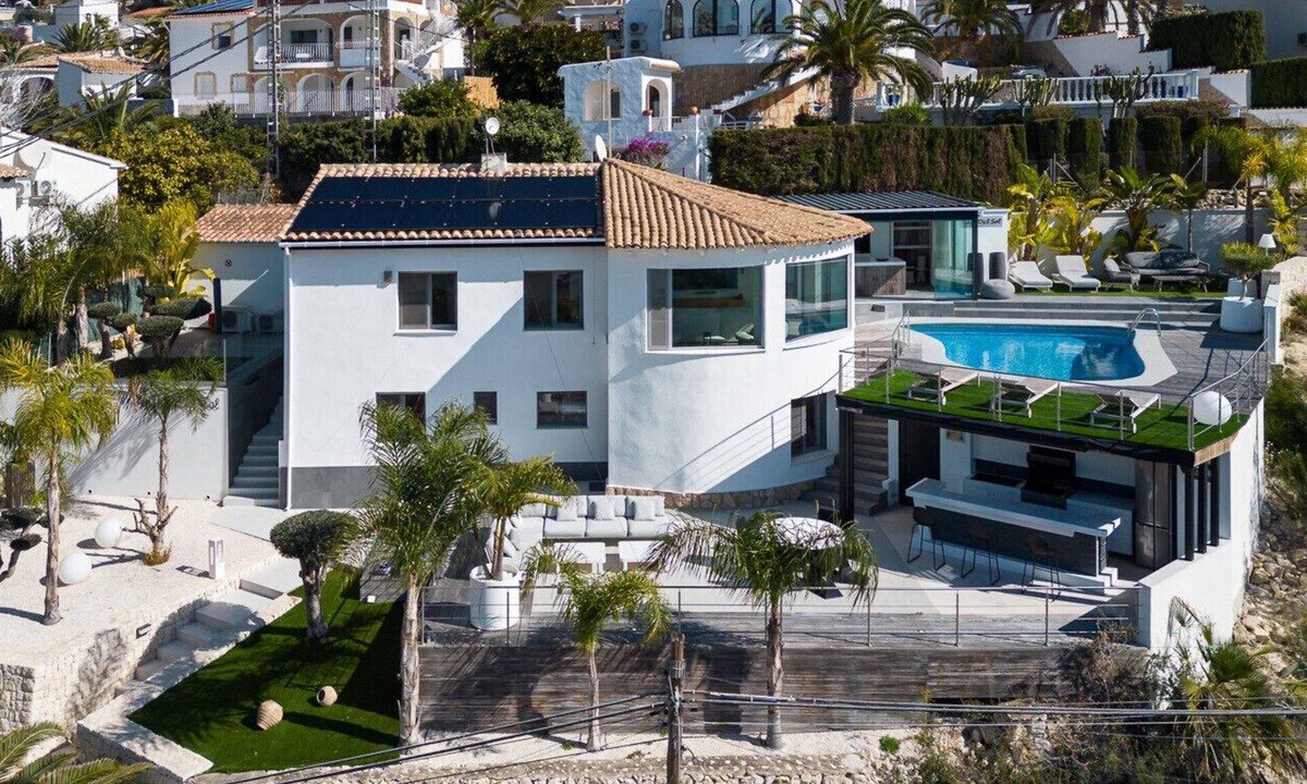 Benissa Coast Ski Chalet | Benissa Hideaway: Garden, BBQ & Fireplace for a Dream Stay