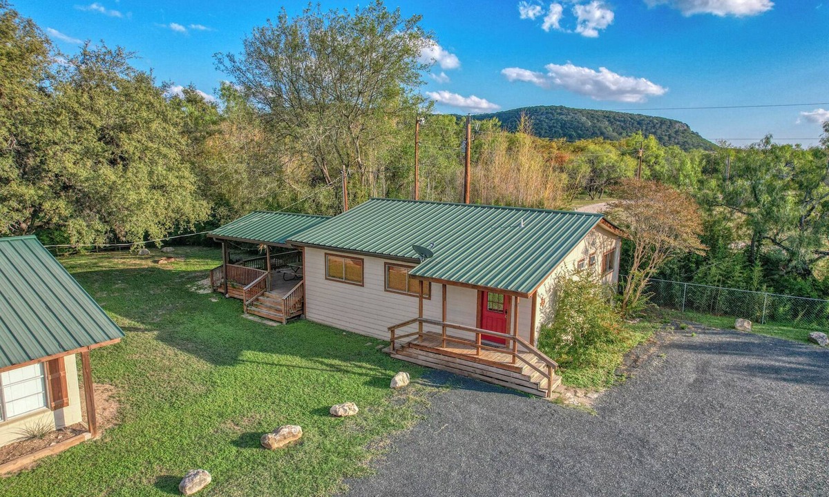 Concan Cabin | Bent River Cabin #2 @ Frio River Escape