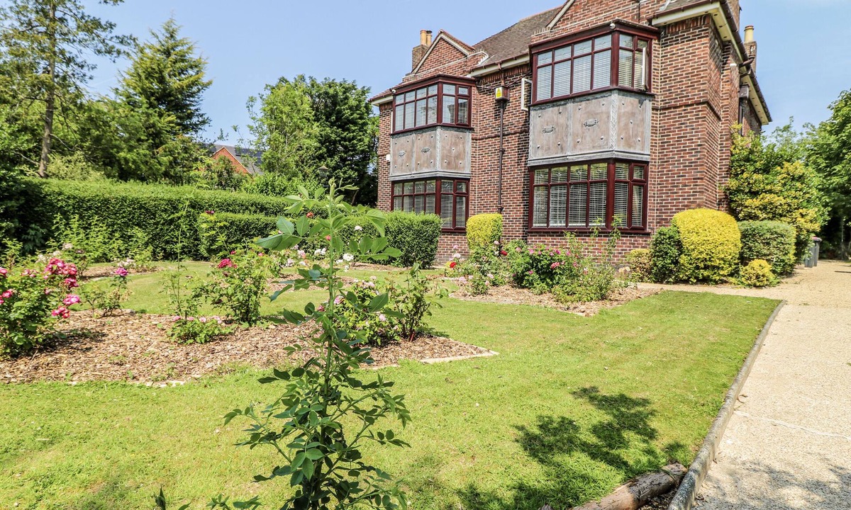 Ridgeway Cottage | BENTFIELD HOUSE, pet friendly, with open fire in Whiston