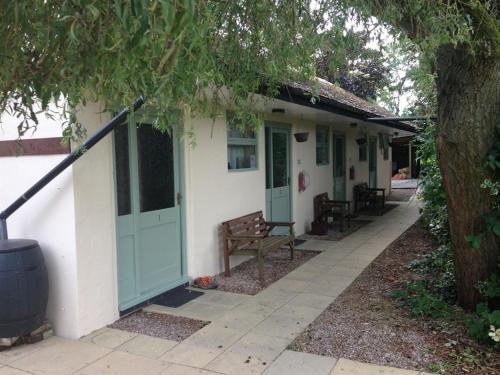 Moreton Morrell Cabin | Beoley Lodge