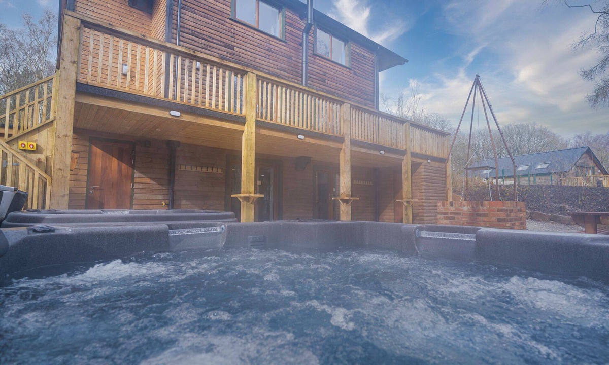Farley Cabin | Beresford; woodland lodge for 18 w/hot tubs, games, log burner nr Alton Towers