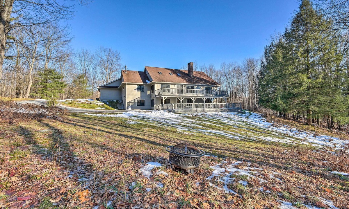 Richmond Apartment | Berkshires Apt w/Deck & Mtn Views!