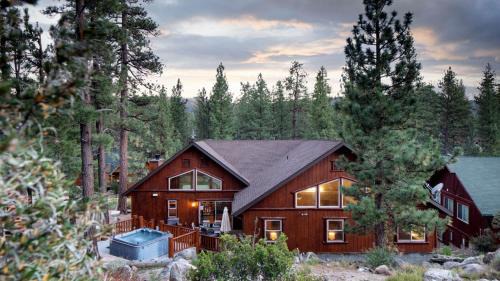 Eagle Mountain Estates House | Bernard by AvantStay Luxurious Cabin in Big Bear w Hot Tub Pool Table