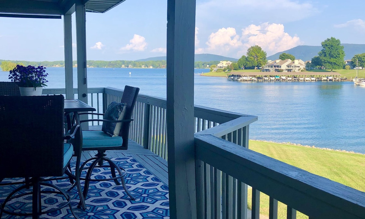 North Shore Condo | Bernard's Landing, closest to lake, two comfortable king-size beds!