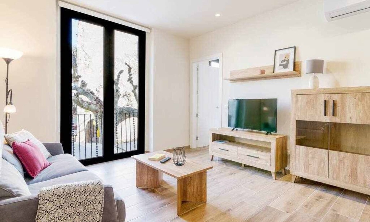 Besalu Apartment | Besalu 1-1 Brand new apt with AC & views on square