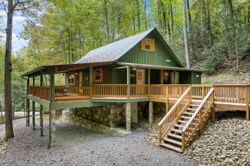 Cosby Ski Chalet | Beside Still Water 1