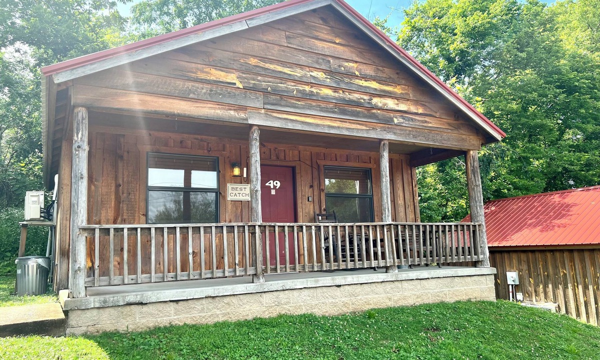 Mountain View Cabin | Best Catch #49 Cabin in town, walking distance to the courthouse square.