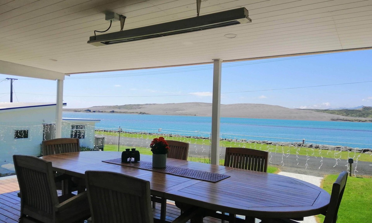 Kawhia Cottage | Best deck in Aotea, designed for your relaxation