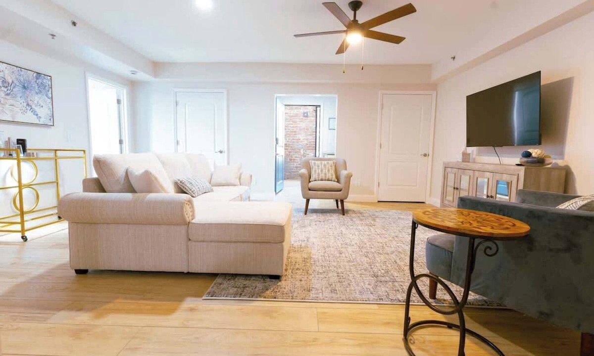 Downtown Apartment | Best Downtown Lexington location! + free parking