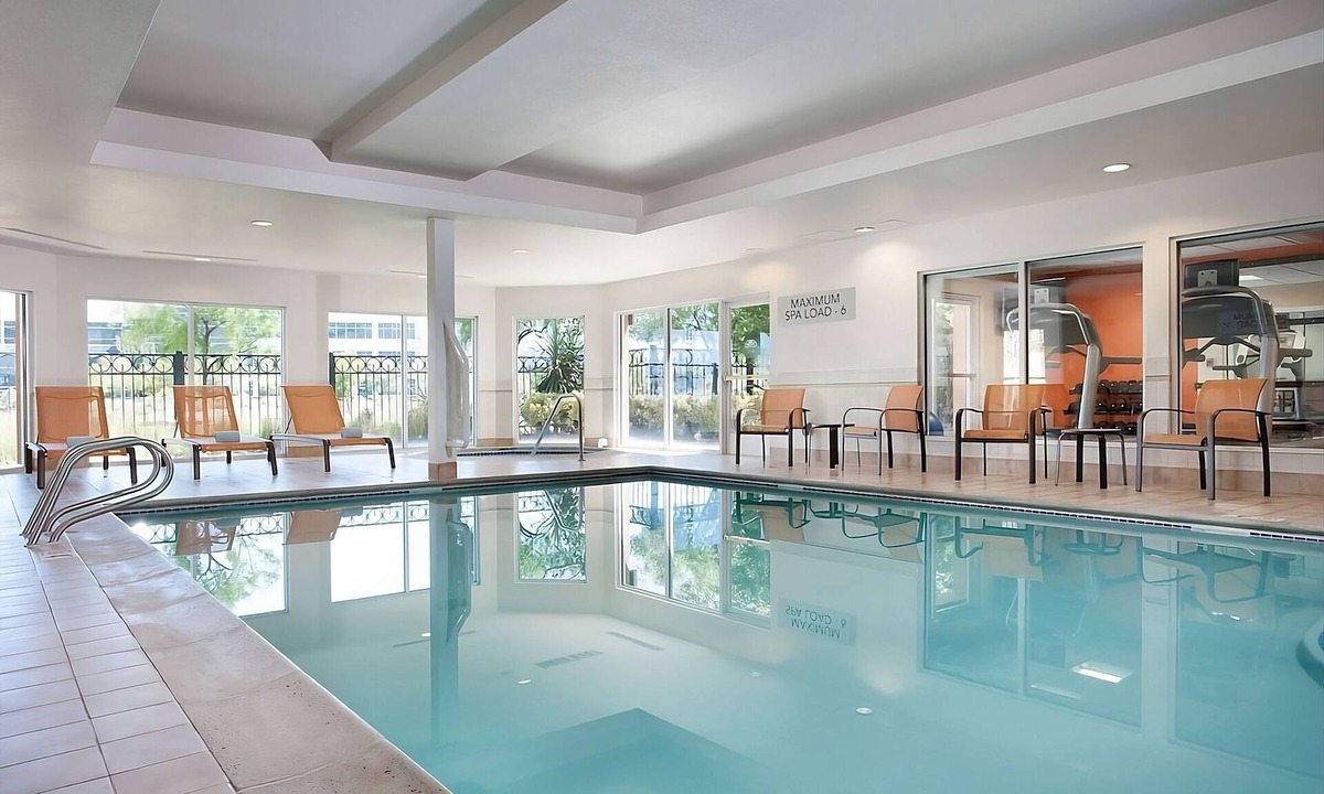 West Dundee House | Best Find! Pool, Pets Allowed, FREE Parking, Minutes to Intra Sports Complex!