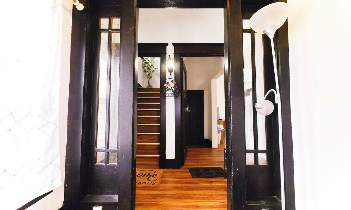 Cheektowaga House | Best in Buffalo Entire First Floor up to 6 guests