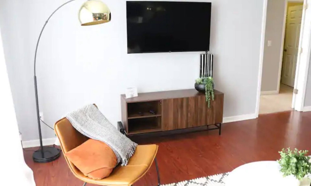 Dearborn Apartment | Best King Bed|Work Remote|Smart TV|W/D|100Mbps