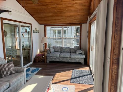White Pigeon House | Best Lake House