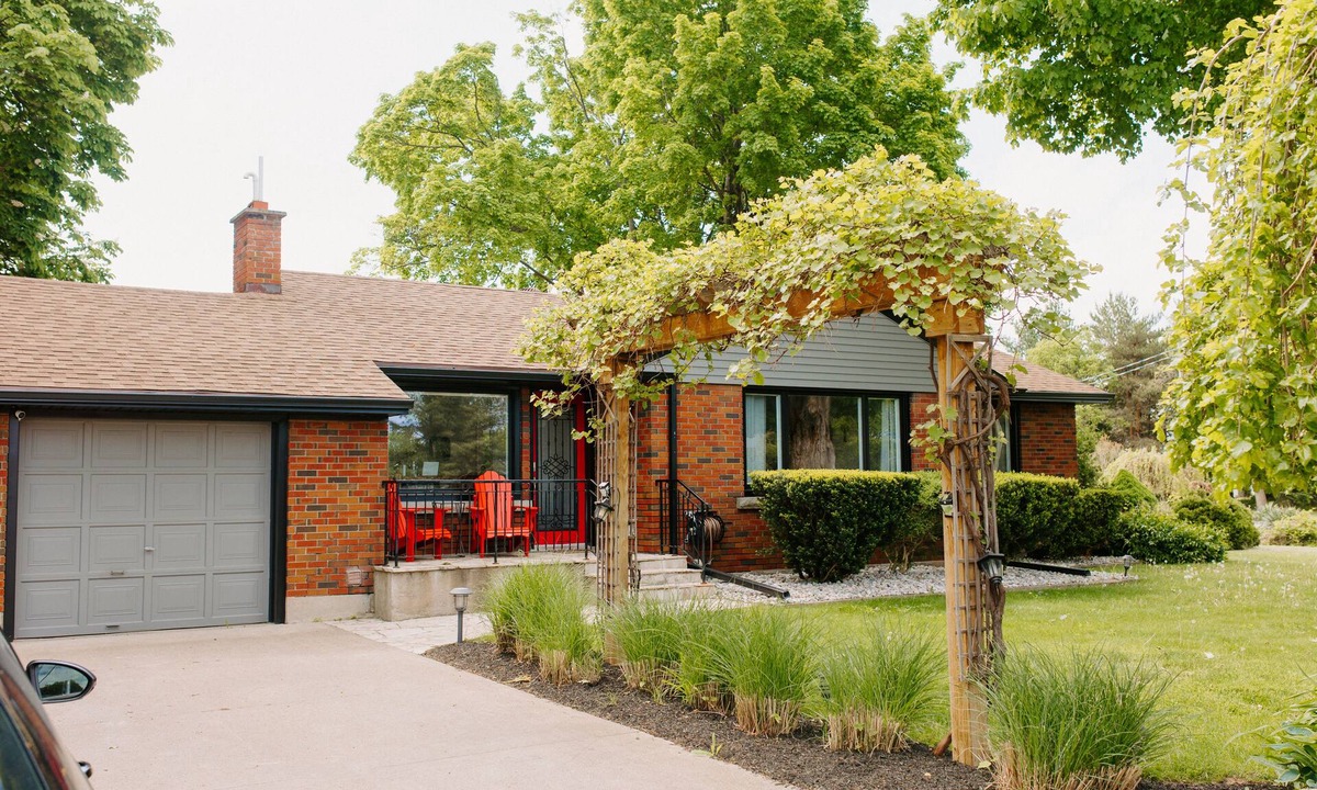 Virgil House | Best Location in NOTL, Steps away from everything! Vineyard Views!