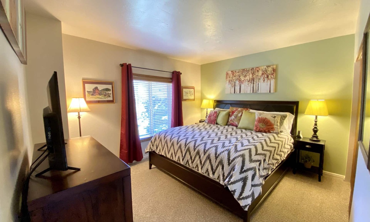 Downtown Park City Condo | BEST LOCATION Main St Ski Lift Heated Pool Hot Tub Free Parking Family Sleeps 8