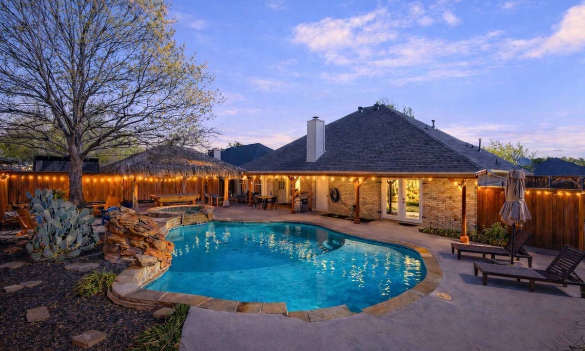 Saginaw House | Best of Saginaw – 4BD/2BA w Pool, Pool Table & BBQ