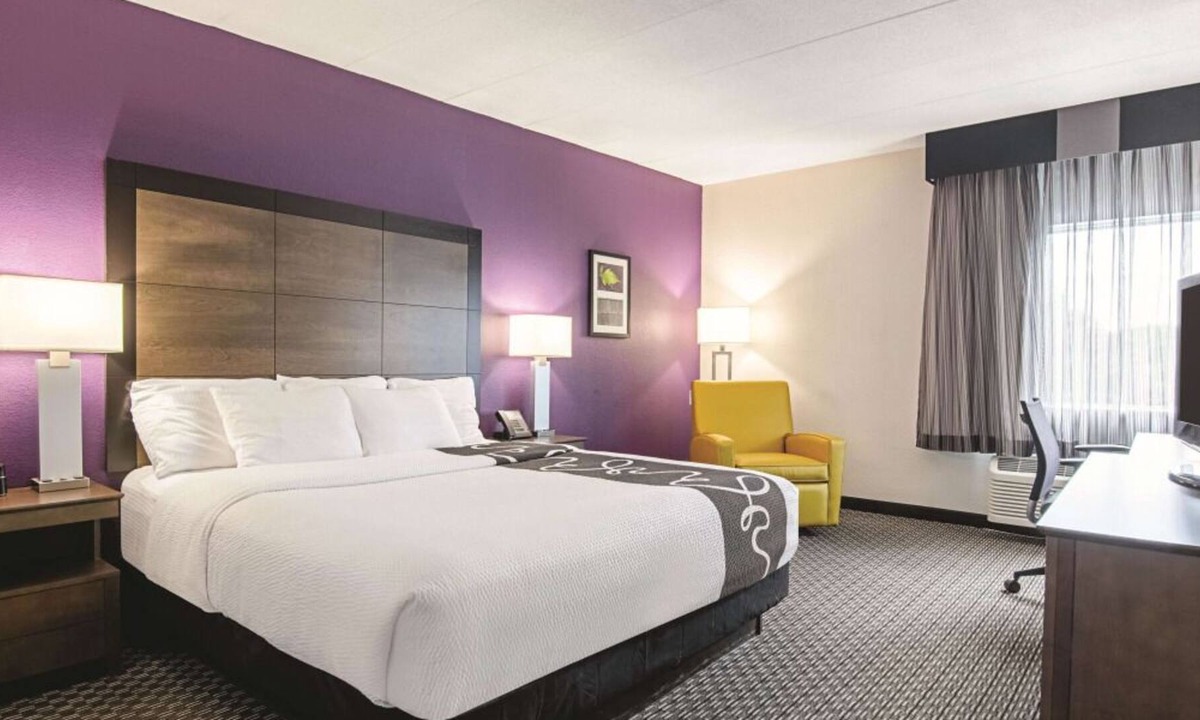 Portland House | Best Place to Unwin! 4 Pet-friendly Hotel Units, Free Breakfast, Free Parking