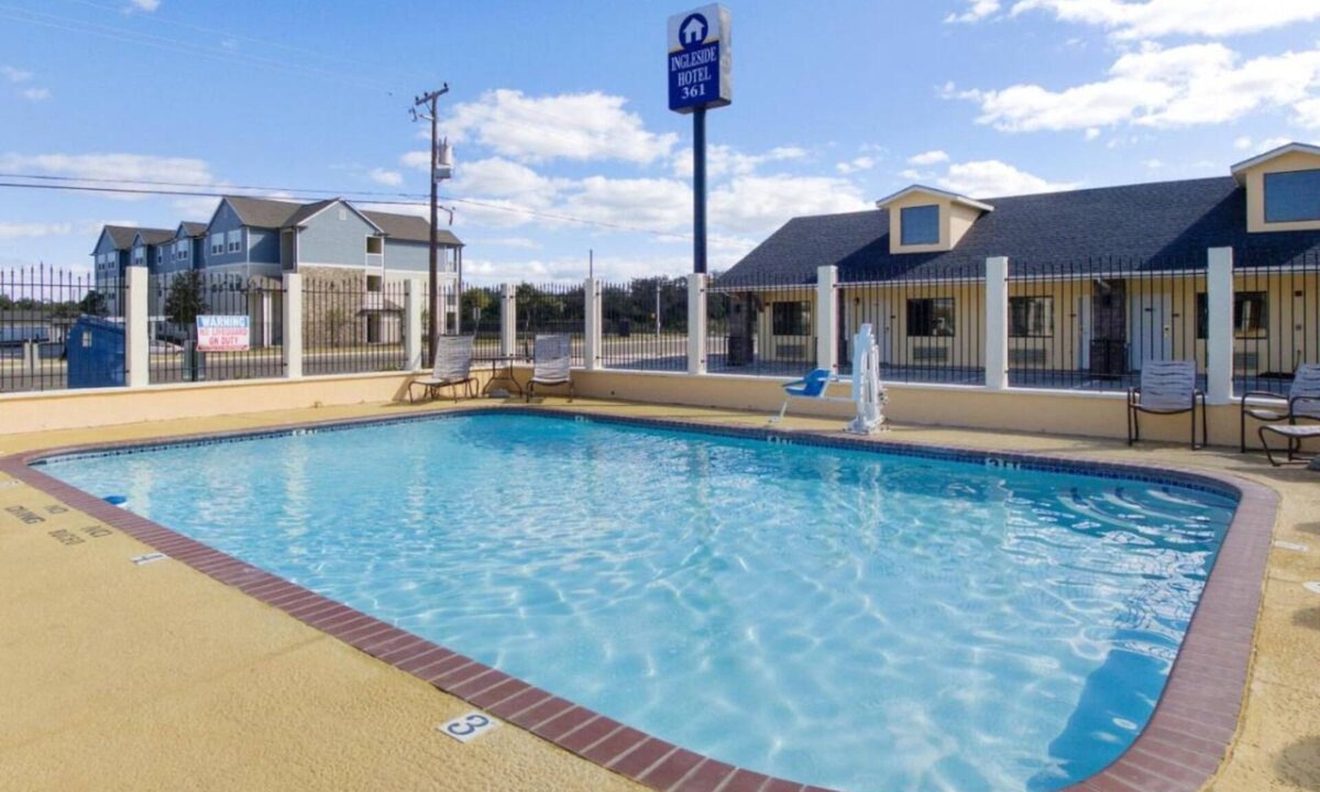 Ingleside House | Best Place to Unwind! Free Breakfast, Swimming Pool, Free Parking!