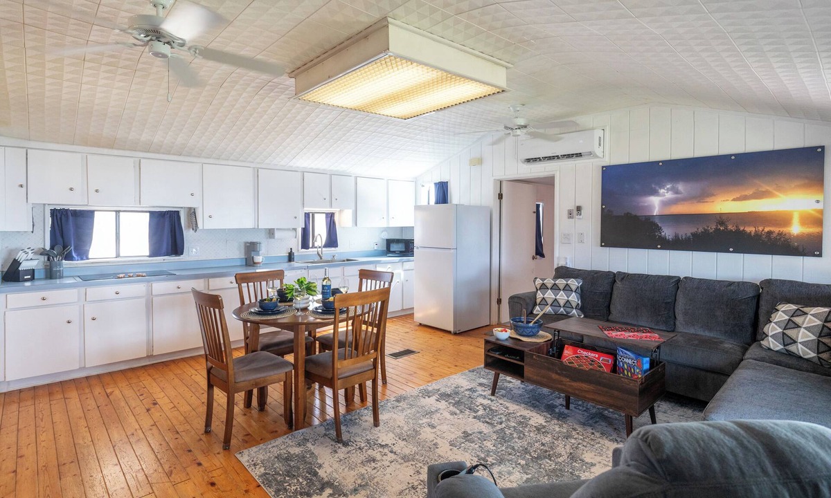 Abilene House | Best Sunsets on the Lake! 2-Bed 1-Bath | Gameroom!