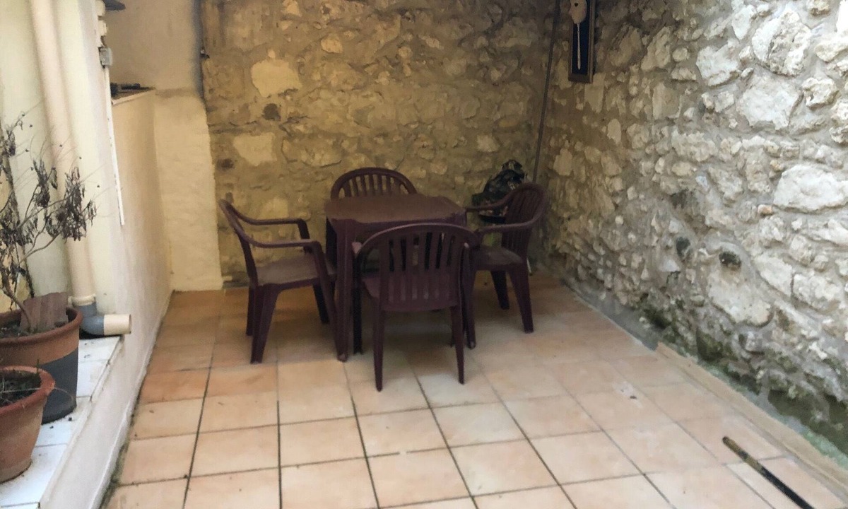 Coursan Apartment | Best-value accommodation with terrace