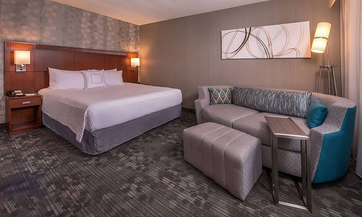 Columbia Hotel | Best Value, Quality Stay! Near Hyper Kidz, Pets are Allowed Here, w/Pool!