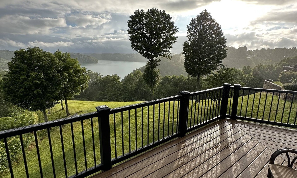 Byrdstown House | Best View and Location on Dale Hallow Lake!nVery Private and Beautiful.