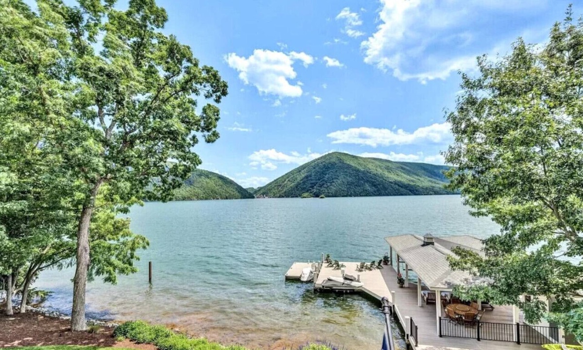 Huddleston Apartment | BEST VIEW~Luxury 8500 Sq Ft~6 bedroom 5 Flex Rooms