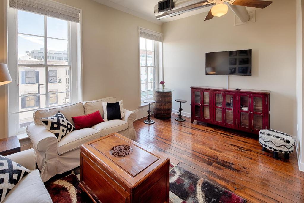 Historic District - North Apartment | Best View on Broughton