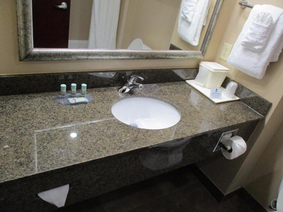 Carthage Hotel | Best Western Carthage Inn & Suites