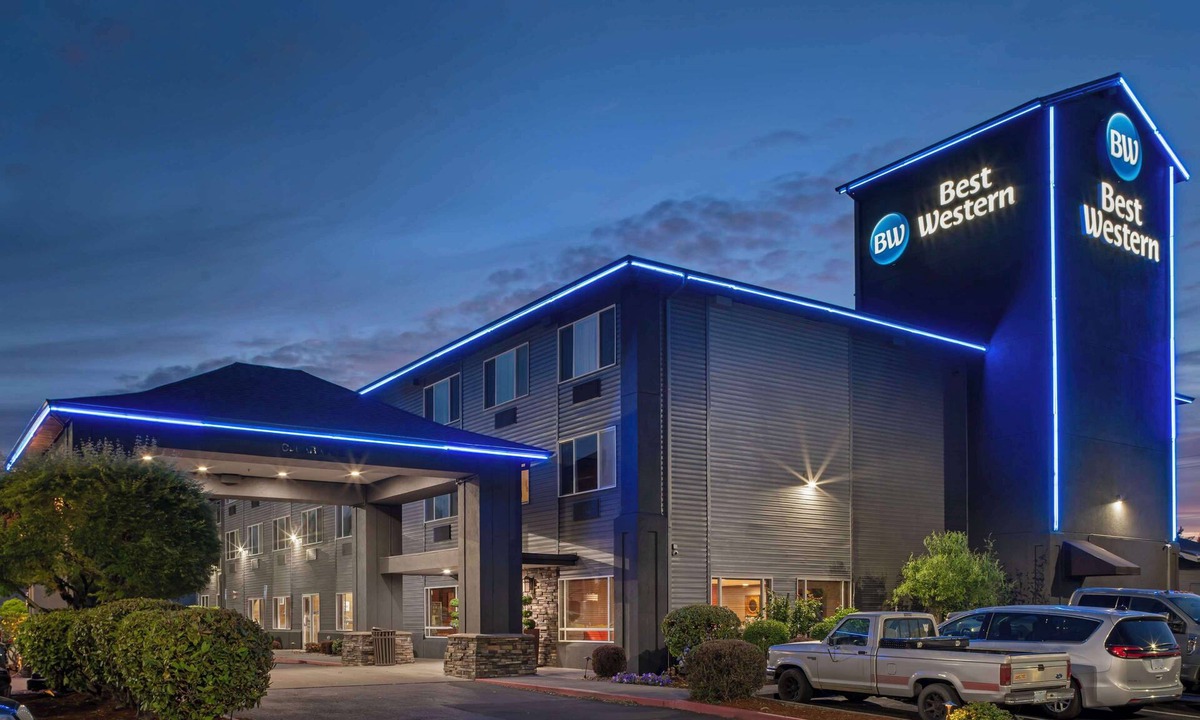 Wood Village Hotel | Best Western Cascade Inn & Suites