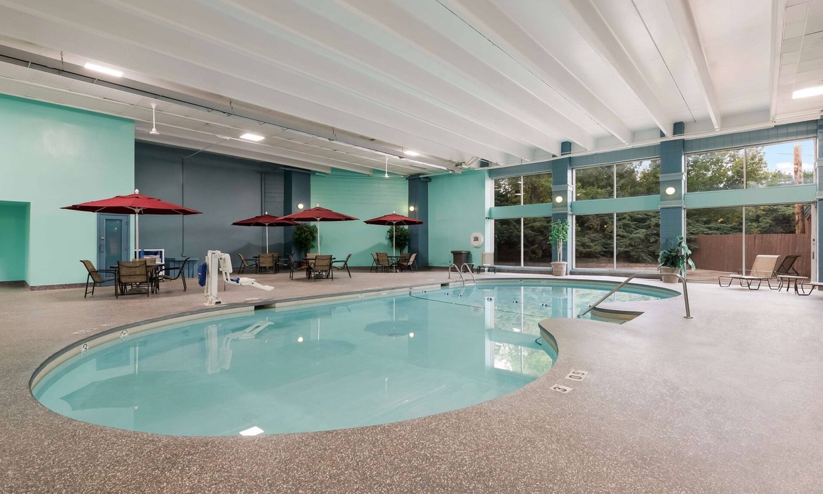 Clear Lake Hotel | Best Western Holiday Lodge