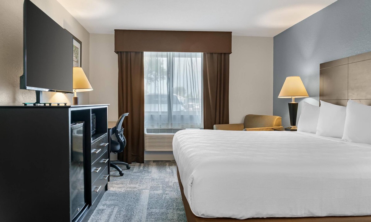 Ludington Hotel | Best Western Lakewinds