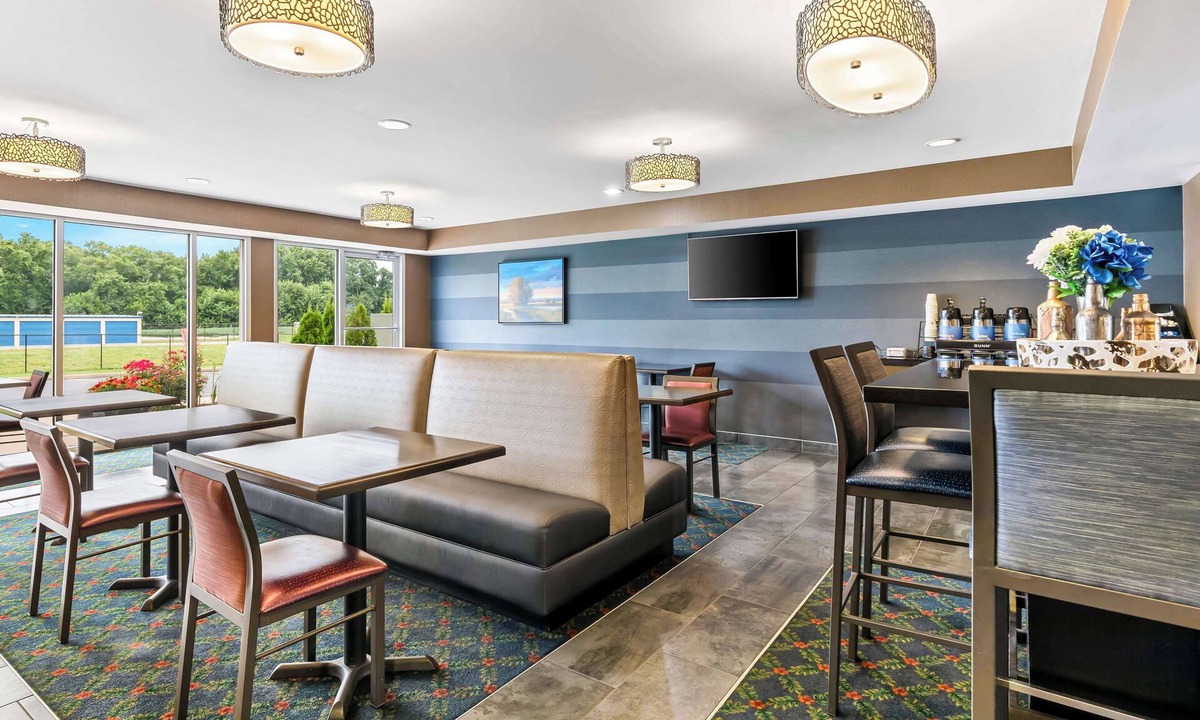 South Beloit Hotel | Best Western Legacy Inn & Suites Beloit/South Beloit