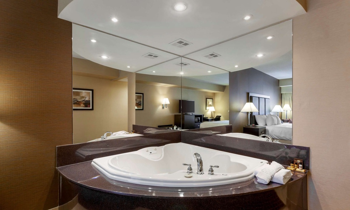 Burlington Hotel | Best Western Plus Burlington Inn & Suites