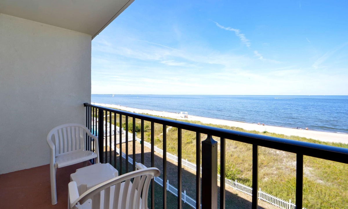 Cottage Line Hotel | Best Western Plus Chesapeake Bay-Norfolk