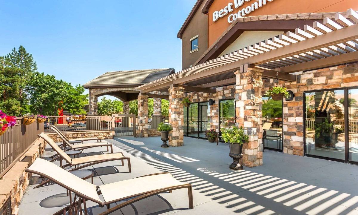Sandy Hotel | Best Western Plus CottonTree Inn