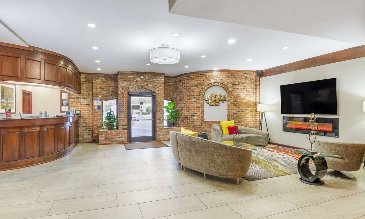 North Chesterfield Hotel | Best Western Plus Governor's Inn