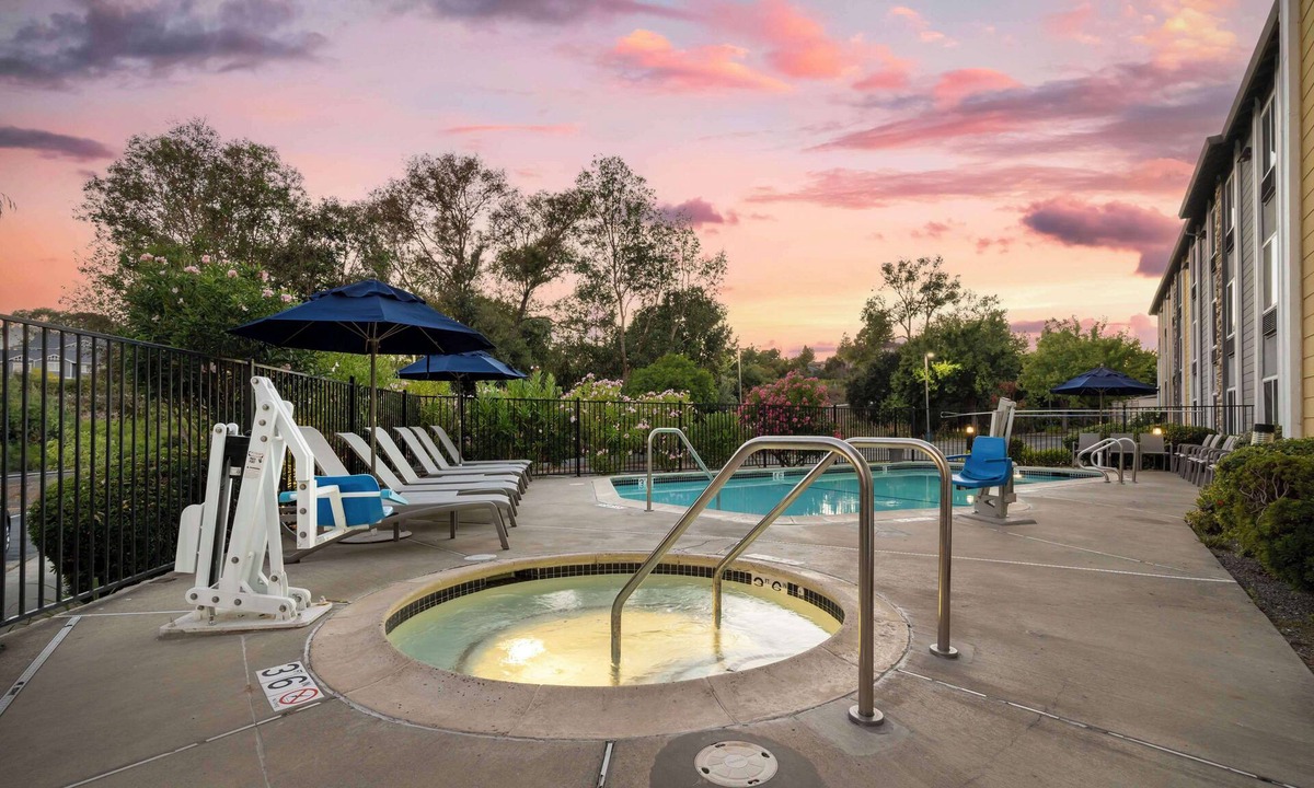Benicia Hotel | Best Western Plus Heritage Inn