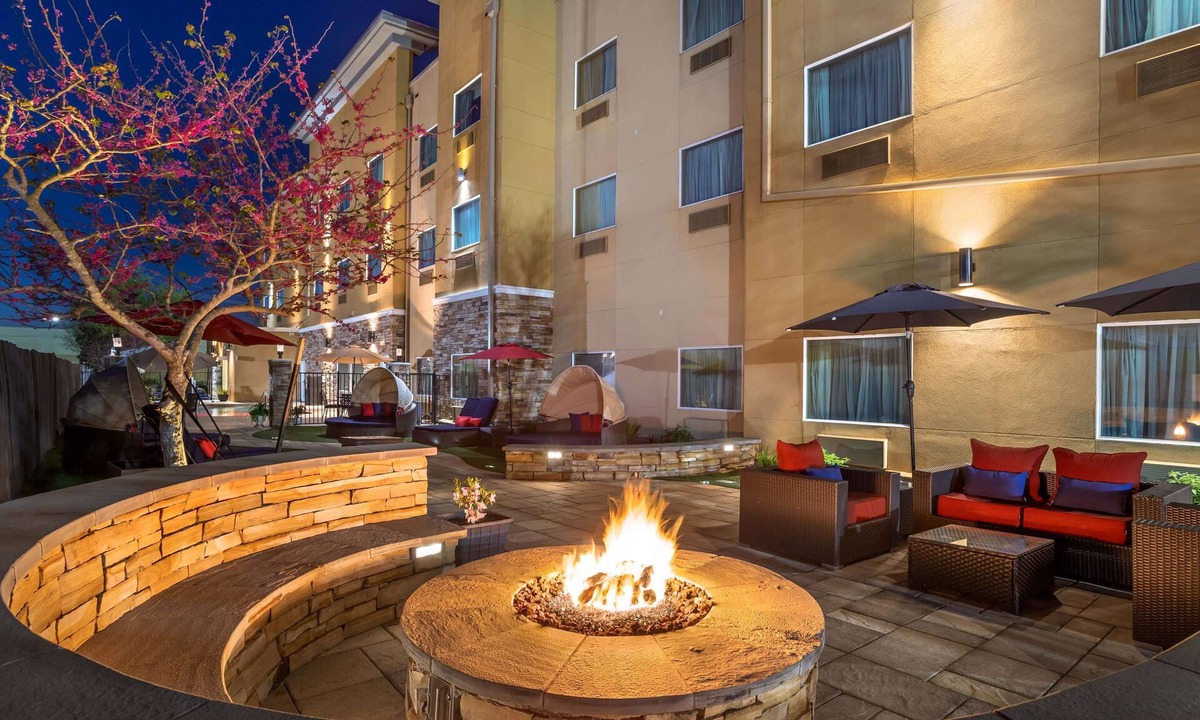 Lake Jackson Hotel | Best Western Plus Lake Jackson Inn & Suites