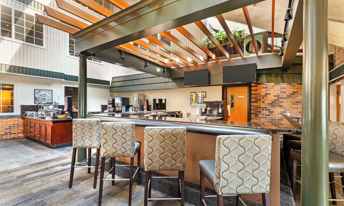 Cedar Rapids Hotel | Best Western Plus Longbranch Hotel & Convention Center