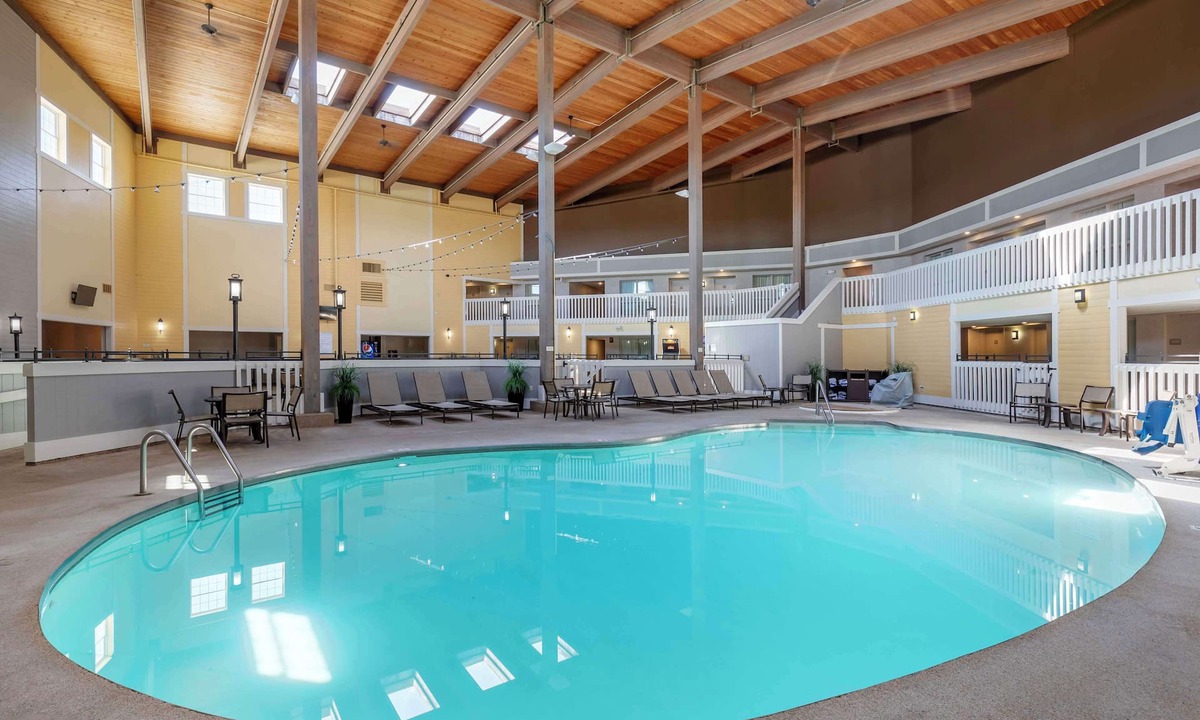 Quad Cities Hotel | Best Western Plus Steeplegate Inn