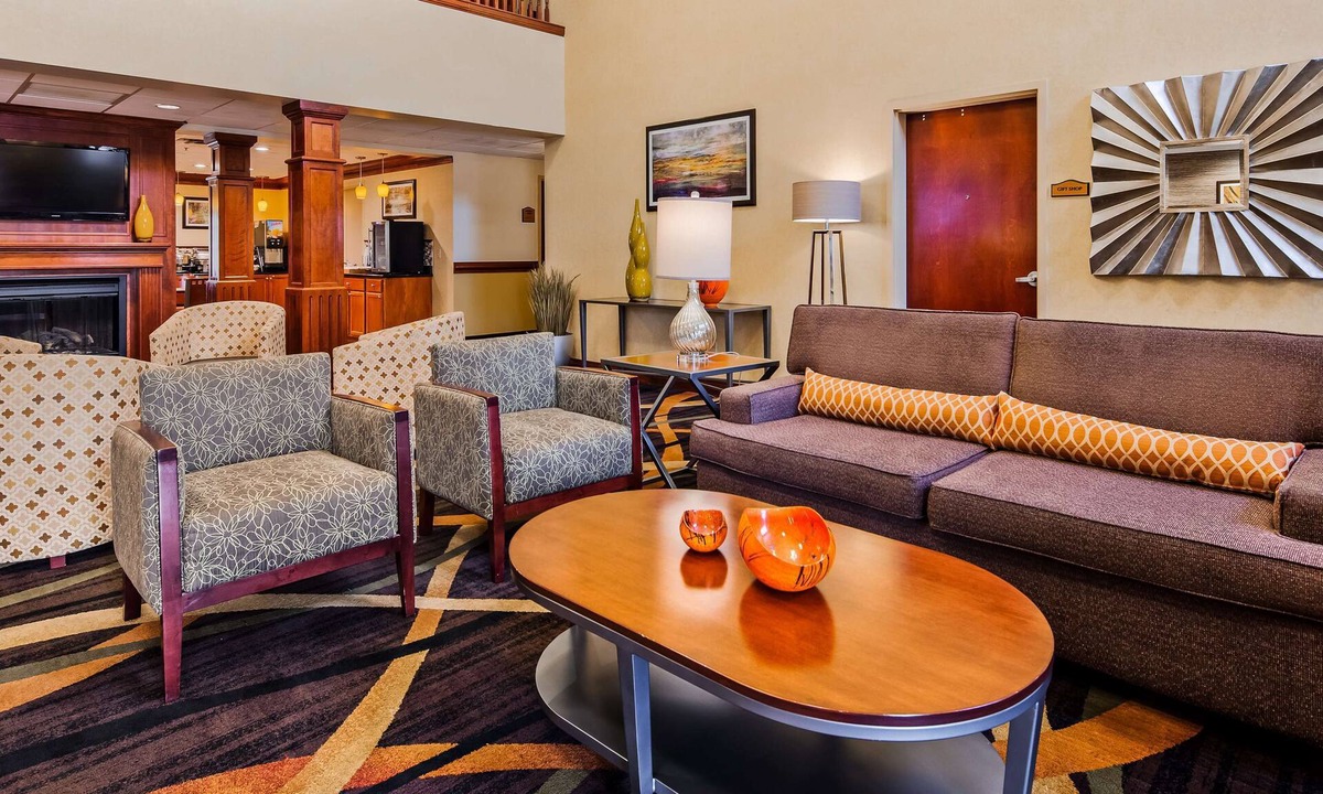 Knoxville Hotel | Best Western Plus Strawberry Inn & Suites