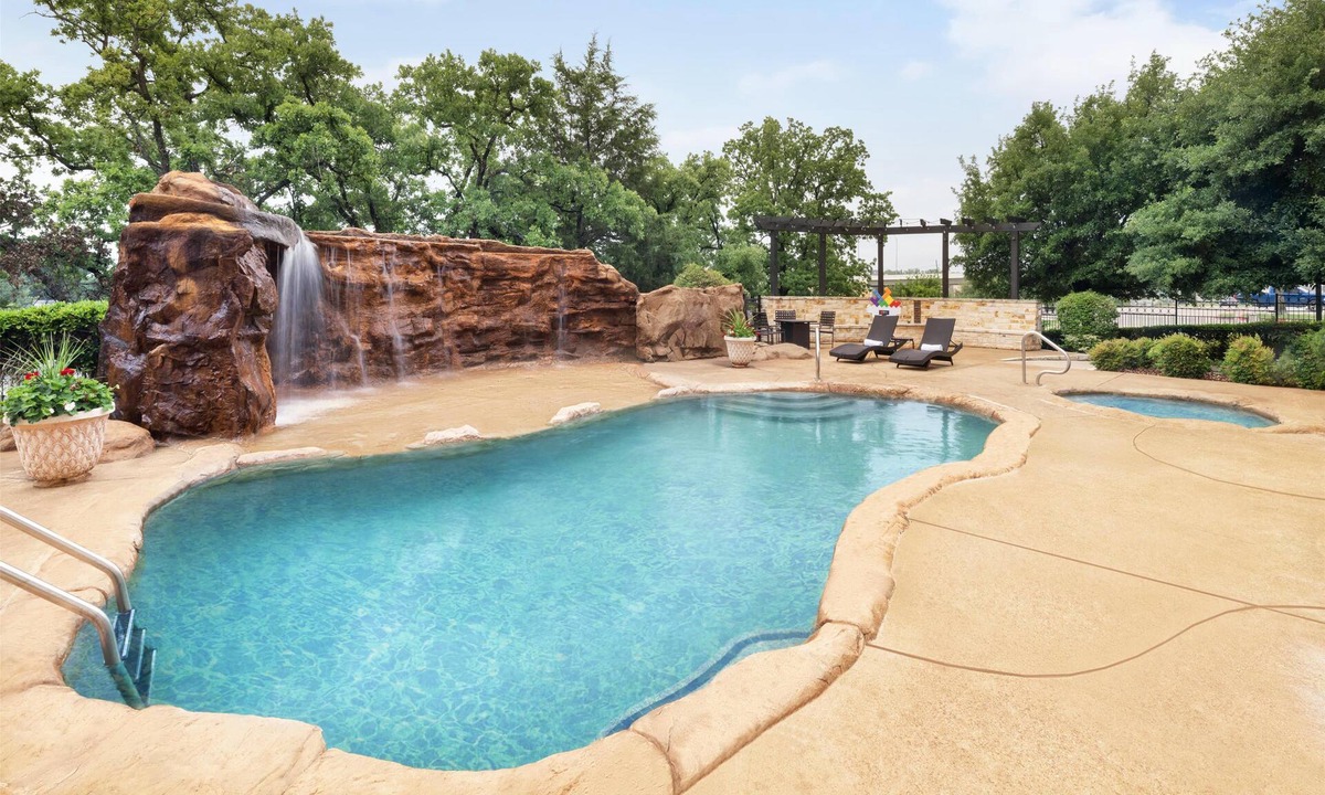 Denton Hotel | Best Western Premier Crown Chase Inn & Suites