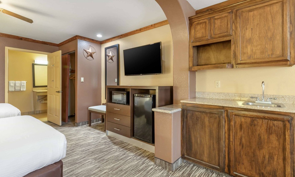 Freer Hotel | Best Western Windwood Inn & Suites