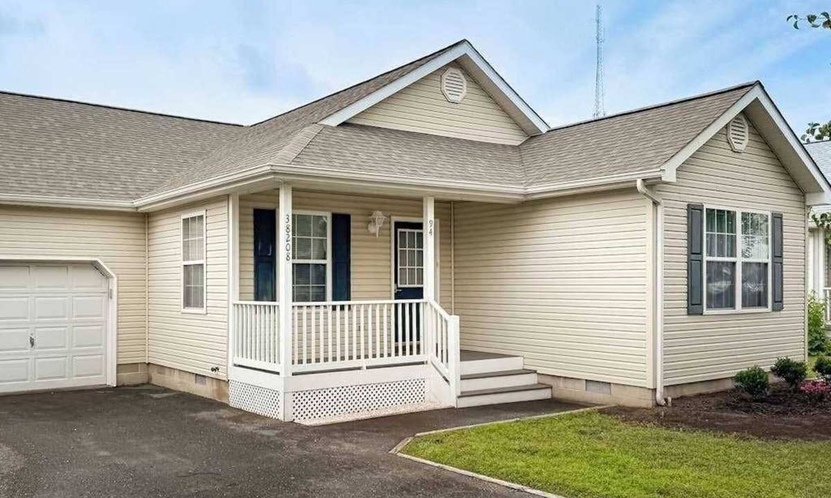 Frankford House | Bethany Meadows house w/community pool, tennis court, deck & grill
